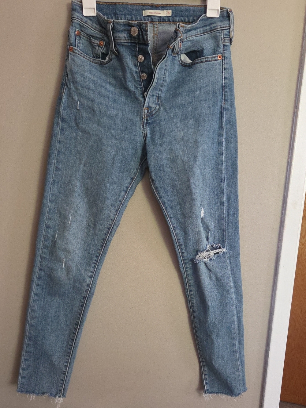 Levi's Women’s Light Blue Skinny Jeans with Distressed Knee